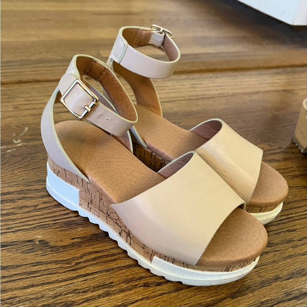 Girls tan wedges